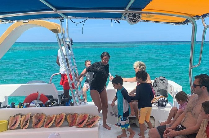 3hr Seaside Scavenger hunt - Food and drinks onboard: the conch ceviche payoff